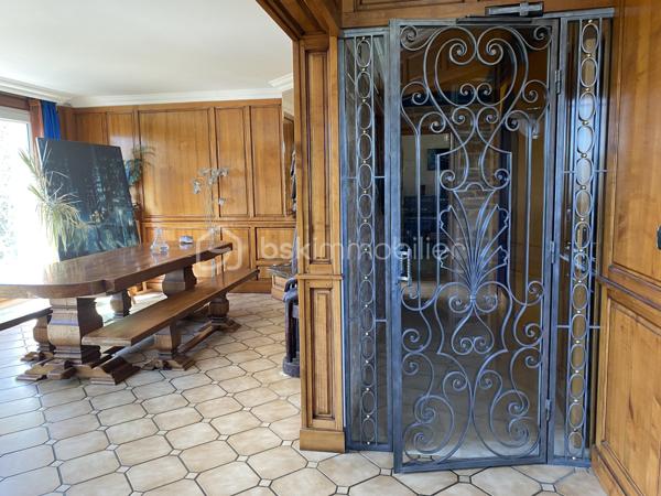 Au cœur du village de Courcouronnes, réputé pour son cadre verdoyant et préservé, à deux pas des grands axes autoroutiers et des transports en commun, se dévoile une propriété rare : une maison familiale de plus de 190 m² habitable (220m2 au sol), nichée au fond d'un chemin privatif, à l'abri des regards.
Franchir ses portes est déjà une invitation au voyage. L'entrée, sublimée par une pierre de Bavière noble et intemporelle, annonce d'emblée l'exigence des matériaux choisis pour cette demeure 

🏡 Une architecture pensée pour la vie de famille

Rez-de-jardin
Une première pièce de 23 m², modulable à l'envi — salle de cinéma, bibliothèque ou espace nuit indépendant. Ce niveau accueille également un vaste cellier, une buanderie et la chaufferie, pour un quotidien organisé avec élégance.

Premier étage — L'art de recevoir
Quelques marches suffisent pour rejoindre la pièce de vie, véritable cœur battant de la maison : un salon-salle à manger (accès terrasse) largement ouvert sur une cuisine aménagée (accès balcon filant permet d’accéder au jardin et à une deuxième terrasse), baigné d'une lumière traversante grâce à de généreuses baies vitrées. Une cheminée signe le caractère unique de cet espace. 
Ce niveau offre aussi deux chambres et une salle d'eau et WC

Deuxième étage — L'intimité préservée
Trois chambres supplémentaires, une salle de bains, un WC indépendant, ainsi qu'un espace mansardé propice à l'aménagement d'un atelier ou d'un bureau. Un escalier discret, accessible depuis la salle de bains, dessert des combles aménagées (grand velux, parquet en bois et lambris sur les murs _ un petit velux en haut des marches, électricité aux normes)— peut servir de salle de jeux, espaces de rangement — offrant une belle réserve de mètres carrés modulables selon vos envies.

Un parc de 3 020 m² pour les amoureux de nature
La parcelle se déploie en un véritable jardin nourricier : potager, poulailler, et une profusion d'arbres floraux et fruitiers composent un cadre bucolique rare à si peu de distance des commodités urbaines.

📍 Une localisation privilégiée
	
🛒 Commerces	3 min à pied
🎒 Écoles maternelle, élémentaire & collège	< 5 min à pied
🎓 Lycées (communes voisines)	Desservis par bus
🚆 Gare RER — Évry-Courcouronnes	5 min en voiture
✈️ Aéroport d'Orly	13 km
TRAM evry-massy	15min à pieds

💎 Le mot de l'agence
Rarement une maison n'aura su conjuguer avec autant de justesse caractère architectural, matériaux nobles et respiration végétale. Un bien à découvrir sans attendre pour les familles en quête d'authenticité, d'espace et de sérénité — à seulement quelques minutes des commodités essentielles.

Contactez-nous dès aujourd'hui pour organiser une visite privée.