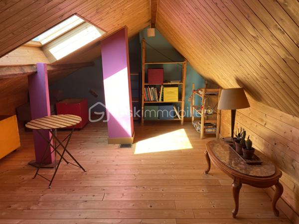 Au cœur du village de Courcouronnes, réputé pour son cadre verdoyant et préservé, à deux pas des grands axes autoroutiers et des transports en commun, se dévoile une propriété rare : une maison familiale de plus de 190 m² habitable (220m2 au sol), nichée au fond d'un chemin privatif, à l'abri des regards.
Franchir ses portes est déjà une invitation au voyage. L'entrée, sublimée par une pierre de Bavière noble et intemporelle, annonce d'emblée l'exigence des matériaux choisis pour cette demeure 

🏡 Une architecture pensée pour la vie de famille

Rez-de-jardin
Une première pièce de 23 m², modulable à l'envi — salle de cinéma, bibliothèque ou espace nuit indépendant. Ce niveau accueille également un vaste cellier, une buanderie et la chaufferie, pour un quotidien organisé avec élégance.

Premier étage — L'art de recevoir
Quelques marches suffisent pour rejoindre la pièce de vie, véritable cœur battant de la maison : un salon-salle à manger (accès terrasse) largement ouvert sur une cuisine aménagée (accès balcon filant permet d’accéder au jardin et à une deuxième terrasse), baigné d'une lumière traversante grâce à de généreuses baies vitrées. Une cheminée signe le caractère unique de cet espace. 
Ce niveau offre aussi deux chambres et une salle d'eau et WC

Deuxième étage — L'intimité préservée
Trois chambres supplémentaires, une salle de bains, un WC indépendant, ainsi qu'un espace mansardé propice à l'aménagement d'un atelier ou d'un bureau. Un escalier discret, accessible depuis la salle de bains, dessert des combles aménagées (grand velux, parquet en bois et lambris sur les murs _ un petit velux en haut des marches, électricité aux normes)— peut servir de salle de jeux, espaces de rangement — offrant une belle réserve de mètres carrés modulables selon vos envies.

Un parc de 3 020 m² pour les amoureux de nature
La parcelle se déploie en un véritable jardin nourricier : potager, poulailler, et une profusion d'arbres floraux et fruitiers composent un cadre bucolique rare à si peu de distance des commodités urbaines.

📍 Une localisation privilégiée
	
🛒 Commerces	3 min à pied
🎒 Écoles maternelle, élémentaire & collège	< 5 min à pied
🎓 Lycées (communes voisines)	Desservis par bus
🚆 Gare RER — Évry-Courcouronnes	5 min en voiture
✈️ Aéroport d'Orly	13 km
TRAM evry-massy	15min à pieds

💎 Le mot de l'agence
Rarement une maison n'aura su conjuguer avec autant de justesse caractère architectural, matériaux nobles et respiration végétale. Un bien à découvrir sans attendre pour les familles en quête d'authenticité, d'espace et de sérénité — à seulement quelques minutes des commodités essentielles.

Contactez-nous dès aujourd'hui pour organiser une visite privée.