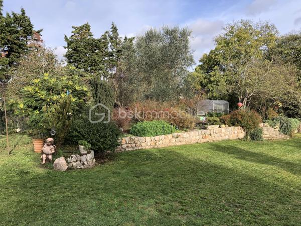 Au cœur du village de Courcouronnes, réputé pour son cadre verdoyant et préservé, à deux pas des grands axes autoroutiers et des transports en commun, se dévoile une propriété rare : une maison familiale de plus de 190 m² habitable (220m2 au sol), nichée au fond d'un chemin privatif, à l'abri des regards.
Franchir ses portes est déjà une invitation au voyage. L'entrée, sublimée par une pierre de Bavière noble et intemporelle, annonce d'emblée l'exigence des matériaux choisis pour cette demeure 

🏡 Une architecture pensée pour la vie de famille

Rez-de-jardin
Une première pièce de 23 m², modulable à l'envi — salle de cinéma, bibliothèque ou espace nuit indépendant. Ce niveau accueille également un vaste cellier, une buanderie et la chaufferie, pour un quotidien organisé avec élégance.

Premier étage — L'art de recevoir
Quelques marches suffisent pour rejoindre la pièce de vie, véritable cœur battant de la maison : un salon-salle à manger (accès terrasse) largement ouvert sur une cuisine aménagée (accès balcon filant permet d’accéder au jardin et à une deuxième terrasse), baigné d'une lumière traversante grâce à de généreuses baies vitrées. Une cheminée signe le caractère unique de cet espace. 
Ce niveau offre aussi deux chambres et une salle d'eau et WC

Deuxième étage — L'intimité préservée
Trois chambres supplémentaires, une salle de bains, un WC indépendant, ainsi qu'un espace mansardé propice à l'aménagement d'un atelier ou d'un bureau. Un escalier discret, accessible depuis la salle de bains, dessert des combles aménagées (grand velux, parquet en bois et lambris sur les murs _ un petit velux en haut des marches, électricité aux normes)— peut servir de salle de jeux, espaces de rangement — offrant une belle réserve de mètres carrés modulables selon vos envies.

Un parc de 3 020 m² pour les amoureux de nature
La parcelle se déploie en un véritable jardin nourricier : potager, poulailler, et une profusion d'arbres floraux et fruitiers composent un cadre bucolique rare à si peu de distance des commodités urbaines.

📍 Une localisation privilégiée
	
🛒 Commerces	3 min à pied
🎒 Écoles maternelle, élémentaire & collège	< 5 min à pied
🎓 Lycées (communes voisines)	Desservis par bus
🚆 Gare RER — Évry-Courcouronnes	5 min en voiture
✈️ Aéroport d'Orly	13 km
TRAM evry-massy	15min à pieds

💎 Le mot de l'agence
Rarement une maison n'aura su conjuguer avec autant de justesse caractère architectural, matériaux nobles et respiration végétale. Un bien à découvrir sans attendre pour les familles en quête d'authenticité, d'espace et de sérénité — à seulement quelques minutes des commodités essentielles.

Contactez-nous dès aujourd'hui pour organiser une visite privée.