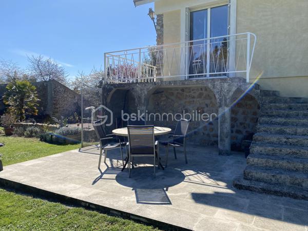Au cœur du village de Courcouronnes, réputé pour son cadre verdoyant et préservé, à deux pas des grands axes autoroutiers et des transports en commun, se dévoile une propriété rare : une maison familiale de plus de 190 m² habitable (220m2 au sol), nichée au fond d'un chemin privatif, à l'abri des regards.
Franchir ses portes est déjà une invitation au voyage. L'entrée, sublimée par une pierre de Bavière noble et intemporelle, annonce d'emblée l'exigence des matériaux choisis pour cette demeure 

🏡 Une architecture pensée pour la vie de famille

Rez-de-jardin
Une première pièce de 23 m², modulable à l'envi — salle de cinéma, bibliothèque ou espace nuit indépendant. Ce niveau accueille également un vaste cellier, une buanderie et la chaufferie, pour un quotidien organisé avec élégance.

Premier étage — L'art de recevoir
Quelques marches suffisent pour rejoindre la pièce de vie, véritable cœur battant de la maison : un salon-salle à manger (accès terrasse) largement ouvert sur une cuisine aménagée (accès balcon filant permet d’accéder au jardin et à une deuxième terrasse), baigné d'une lumière traversante grâce à de généreuses baies vitrées. Une cheminée signe le caractère unique de cet espace. 
Ce niveau offre aussi deux chambres et une salle d'eau et WC

Deuxième étage — L'intimité préservée
Trois chambres supplémentaires, une salle de bains, un WC indépendant, ainsi qu'un espace mansardé propice à l'aménagement d'un atelier ou d'un bureau. Un escalier discret, accessible depuis la salle de bains, dessert des combles aménagées (grand velux, parquet en bois et lambris sur les murs _ un petit velux en haut des marches, électricité aux normes)— peut servir de salle de jeux, espaces de rangement — offrant une belle réserve de mètres carrés modulables selon vos envies.

Un parc de 3 020 m² pour les amoureux de nature
La parcelle se déploie en un véritable jardin nourricier : potager, poulailler, et une profusion d'arbres floraux et fruitiers composent un cadre bucolique rare à si peu de distance des commodités urbaines.

📍 Une localisation privilégiée
	
🛒 Commerces	3 min à pied
🎒 Écoles maternelle, élémentaire & collège	< 5 min à pied
🎓 Lycées (communes voisines)	Desservis par bus
🚆 Gare RER — Évry-Courcouronnes	5 min en voiture
✈️ Aéroport d'Orly	13 km
TRAM evry-massy	15min à pieds

💎 Le mot de l'agence
Rarement une maison n'aura su conjuguer avec autant de justesse caractère architectural, matériaux nobles et respiration végétale. Un bien à découvrir sans attendre pour les familles en quête d'authenticité, d'espace et de sérénité — à seulement quelques minutes des commodités essentielles.

Contactez-nous dès aujourd'hui pour organiser une visite privée.