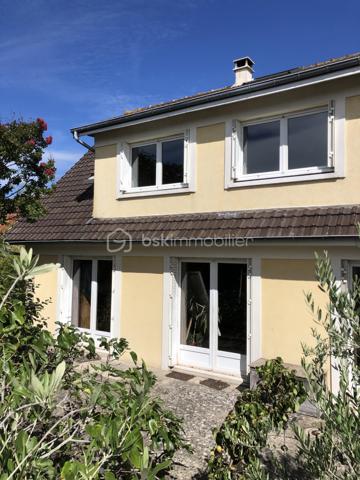 Au cœur du village de Courcouronnes, réputé pour son cadre verdoyant et préservé, à deux pas des grands axes autoroutiers et des transports en commun, se dévoile une propriété rare : une maison familiale de plus de 190 m² habitable (220m2 au sol), nichée au fond d'un chemin privatif, à l'abri des regards.
Franchir ses portes est déjà une invitation au voyage. L'entrée, sublimée par une pierre de Bavière noble et intemporelle, annonce d'emblée l'exigence des matériaux choisis pour cette demeure 

🏡 Une architecture pensée pour la vie de famille

Rez-de-jardin
Une première pièce de 23 m², modulable à l'envi — salle de cinéma, bibliothèque ou espace nuit indépendant. Ce niveau accueille également un vaste cellier, une buanderie et la chaufferie, pour un quotidien organisé avec élégance.

Premier étage — L'art de recevoir
Quelques marches suffisent pour rejoindre la pièce de vie, véritable cœur battant de la maison : un salon-salle à manger (accès terrasse) largement ouvert sur une cuisine aménagée (accès balcon filant permet d’accéder au jardin et à une deuxième terrasse), baigné d'une lumière traversante grâce à de généreuses baies vitrées. Une cheminée signe le caractère unique de cet espace. 
Ce niveau offre aussi deux chambres et une salle d'eau et WC

Deuxième étage — L'intimité préservée
Trois chambres supplémentaires, une salle de bains, un WC indépendant, ainsi qu'un espace mansardé propice à l'aménagement d'un atelier ou d'un bureau. Un escalier discret, accessible depuis la salle de bains, dessert des combles aménagées (grand velux, parquet en bois et lambris sur les murs _ un petit velux en haut des marches, électricité aux normes)— peut servir de salle de jeux, espaces de rangement — offrant une belle réserve de mètres carrés modulables selon vos envies.

Un parc de 3 020 m² pour les amoureux de nature
La parcelle se déploie en un véritable jardin nourricier : potager, poulailler, et une profusion d'arbres floraux et fruitiers composent un cadre bucolique rare à si peu de distance des commodités urbaines.

📍 Une localisation privilégiée
	
🛒 Commerces	3 min à pied
🎒 Écoles maternelle, élémentaire & collège	< 5 min à pied
🎓 Lycées (communes voisines)	Desservis par bus
🚆 Gare RER — Évry-Courcouronnes	5 min en voiture
✈️ Aéroport d'Orly	13 km
TRAM evry-massy	15min à pieds

💎 Le mot de l'agence
Rarement une maison n'aura su conjuguer avec autant de justesse caractère architectural, matériaux nobles et respiration végétale. Un bien à découvrir sans attendre pour les familles en quête d'authenticité, d'espace et de sérénité — à seulement quelques minutes des commodités essentielles.

Contactez-nous dès aujourd'hui pour organiser une visite privée.