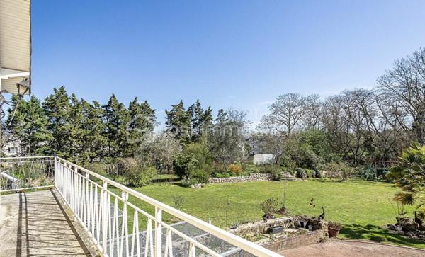 Au cœur du village de Courcouronnes, réputé pour son cadre verdoyant et préservé, à deux pas des grands axes autoroutiers et des transports en commun, se dévoile une propriété rare : une maison familiale de plus de 190 m² habitable (220m2 au sol), nichée au fond d'un chemin privatif, à l'abri des regards.
Franchir ses portes est déjà une invitation au voyage. L'entrée, sublimée par une pierre de Bavière noble et intemporelle, annonce d'emblée l'exigence des matériaux choisis pour cette demeure 

🏡 Une architecture pensée pour la vie de famille

Rez-de-jardin
Une première pièce de 23 m², modulable à l'envi — salle de cinéma, bibliothèque ou espace nuit indépendant. Ce niveau accueille également un vaste cellier, une buanderie et la chaufferie, pour un quotidien organisé avec élégance.

Premier étage — L'art de recevoir
Quelques marches suffisent pour rejoindre la pièce de vie, véritable cœur battant de la maison : un salon-salle à manger (accès terrasse) largement ouvert sur une cuisine aménagée (accès balcon filant permet d’accéder au jardin et à une deuxième terrasse), baigné d'une lumière traversante grâce à de généreuses baies vitrées. Une cheminée signe le caractère unique de cet espace. 
Ce niveau offre aussi deux chambres et une salle d'eau et WC

Deuxième étage — L'intimité préservée
Trois chambres supplémentaires, une salle de bains, un WC indépendant, ainsi qu'un espace mansardé propice à l'aménagement d'un atelier ou d'un bureau. Un escalier discret, accessible depuis la salle de bains, dessert des combles aménagées (grand velux, parquet en bois et lambris sur les murs _ un petit velux en haut des marches, électricité aux normes)— peut servir de salle de jeux, espaces de rangement — offrant une belle réserve de mètres carrés modulables selon vos envies.

Un parc de 3 020 m² pour les amoureux de nature
La parcelle se déploie en un véritable jardin nourricier : potager, poulailler, et une profusion d'arbres floraux et fruitiers composent un cadre bucolique rare à si peu de distance des commodités urbaines.

📍 Une localisation privilégiée
	
🛒 Commerces	3 min à pied
🎒 Écoles maternelle, élémentaire & collège	< 5 min à pied
🎓 Lycées (communes voisines)	Desservis par bus
🚆 Gare RER — Évry-Courcouronnes	5 min en voiture
✈️ Aéroport d'Orly	13 km
TRAM evry-massy	15min à pieds

💎 Le mot de l'agence
Rarement une maison n'aura su conjuguer avec autant de justesse caractère architectural, matériaux nobles et respiration végétale. Un bien à découvrir sans attendre pour les familles en quête d'authenticité, d'espace et de sérénité — à seulement quelques minutes des commodités essentielles.

Contactez-nous dès aujourd'hui pour organiser une visite privée.