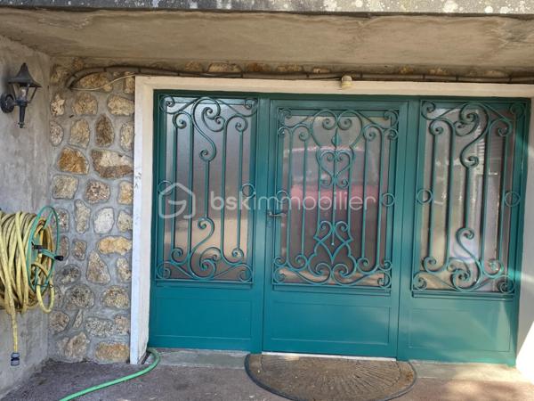 Au cœur du village de Courcouronnes, réputé pour son cadre verdoyant et préservé, à deux pas des grands axes autoroutiers et des transports en commun, se dévoile une propriété rare : une maison familiale de plus de 190 m² habitable (220m2 au sol), nichée au fond d'un chemin privatif, à l'abri des regards.
Franchir ses portes est déjà une invitation au voyage. L'entrée, sublimée par une pierre de Bavière noble et intemporelle, annonce d'emblée l'exigence des matériaux choisis pour cette demeure 

🏡 Une architecture pensée pour la vie de famille

Rez-de-jardin
Une première pièce de 23 m², modulable à l'envi — salle de cinéma, bibliothèque ou espace nuit indépendant. Ce niveau accueille également un vaste cellier, une buanderie et la chaufferie, pour un quotidien organisé avec élégance.

Premier étage — L'art de recevoir
Quelques marches suffisent pour rejoindre la pièce de vie, véritable cœur battant de la maison : un salon-salle à manger (accès terrasse) largement ouvert sur une cuisine aménagée (accès balcon filant permet d’accéder au jardin et à une deuxième terrasse), baigné d'une lumière traversante grâce à de généreuses baies vitrées. Une cheminée signe le caractère unique de cet espace. 
Ce niveau offre aussi deux chambres et une salle d'eau et WC

Deuxième étage — L'intimité préservée
Trois chambres supplémentaires, une salle de bains, un WC indépendant, ainsi qu'un espace mansardé propice à l'aménagement d'un atelier ou d'un bureau. Un escalier discret, accessible depuis la salle de bains, dessert des combles aménagées (grand velux, parquet en bois et lambris sur les murs _ un petit velux en haut des marches, électricité aux normes)— peut servir de salle de jeux, espaces de rangement — offrant une belle réserve de mètres carrés modulables selon vos envies.

Un parc de 3 020 m² pour les amoureux de nature
La parcelle se déploie en un véritable jardin nourricier : potager, poulailler, et une profusion d'arbres floraux et fruitiers composent un cadre bucolique rare à si peu de distance des commodités urbaines.

📍 Une localisation privilégiée
	
🛒 Commerces	3 min à pied
🎒 Écoles maternelle, élémentaire & collège	< 5 min à pied
🎓 Lycées (communes voisines)	Desservis par bus
🚆 Gare RER — Évry-Courcouronnes	5 min en voiture
✈️ Aéroport d'Orly	13 km
TRAM evry-massy	15min à pieds

💎 Le mot de l'agence
Rarement une maison n'aura su conjuguer avec autant de justesse caractère architectural, matériaux nobles et respiration végétale. Un bien à découvrir sans attendre pour les familles en quête d'authenticité, d'espace et de sérénité — à seulement quelques minutes des commodités essentielles.

Contactez-nous dès aujourd'hui pour organiser une visite privée.