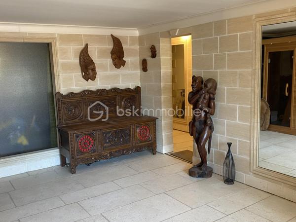 Au cœur du village de Courcouronnes, réputé pour son cadre verdoyant et préservé, à deux pas des grands axes autoroutiers et des transports en commun, se dévoile une propriété rare : une maison familiale de plus de 190 m² habitable (220m2 au sol), nichée au fond d'un chemin privatif, à l'abri des regards.
Franchir ses portes est déjà une invitation au voyage. L'entrée, sublimée par une pierre de Bavière noble et intemporelle, annonce d'emblée l'exigence des matériaux choisis pour cette demeure 

🏡 Une architecture pensée pour la vie de famille

Rez-de-jardin
Une première pièce de 23 m², modulable à l'envi — salle de cinéma, bibliothèque ou espace nuit indépendant. Ce niveau accueille également un vaste cellier, une buanderie et la chaufferie, pour un quotidien organisé avec élégance.

Premier étage — L'art de recevoir
Quelques marches suffisent pour rejoindre la pièce de vie, véritable cœur battant de la maison : un salon-salle à manger (accès terrasse) largement ouvert sur une cuisine aménagée (accès balcon filant permet d’accéder au jardin et à une deuxième terrasse), baigné d'une lumière traversante grâce à de généreuses baies vitrées. Une cheminée signe le caractère unique de cet espace. 
Ce niveau offre aussi deux chambres et une salle d'eau et WC

Deuxième étage — L'intimité préservée
Trois chambres supplémentaires, une salle de bains, un WC indépendant, ainsi qu'un espace mansardé propice à l'aménagement d'un atelier ou d'un bureau. Un escalier discret, accessible depuis la salle de bains, dessert des combles aménagées (grand velux, parquet en bois et lambris sur les murs _ un petit velux en haut des marches, électricité aux normes)— peut servir de salle de jeux, espaces de rangement — offrant une belle réserve de mètres carrés modulables selon vos envies.

Un parc de 3 020 m² pour les amoureux de nature
La parcelle se déploie en un véritable jardin nourricier : potager, poulailler, et une profusion d'arbres floraux et fruitiers composent un cadre bucolique rare à si peu de distance des commodités urbaines.

📍 Une localisation privilégiée
	
🛒 Commerces	3 min à pied
🎒 Écoles maternelle, élémentaire & collège	< 5 min à pied
🎓 Lycées (communes voisines)	Desservis par bus
🚆 Gare RER — Évry-Courcouronnes	5 min en voiture
✈️ Aéroport d'Orly	13 km
TRAM evry-massy	15min à pieds

💎 Le mot de l'agence
Rarement une maison n'aura su conjuguer avec autant de justesse caractère architectural, matériaux nobles et respiration végétale. Un bien à découvrir sans attendre pour les familles en quête d'authenticité, d'espace et de sérénité — à seulement quelques minutes des commodités essentielles.

Contactez-nous dès aujourd'hui pour organiser une visite privée.
