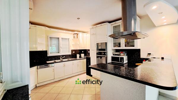 Maison
         5 pièces
        - 140 m² 580 000 € *
