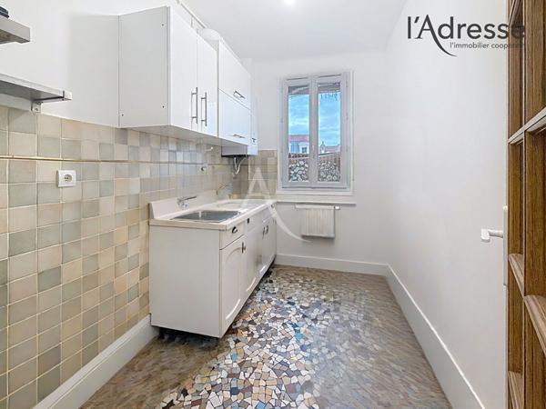 PUTEAUX/Centre ville Théâtre 2 pièves de 40 m² avec cabanon