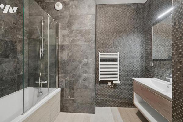 NEUILLY SUR SEINE - ILE DE LA JATTE - 4 PIECES AVEC BALCON/LOGGIA. ETAGE ELEVE.