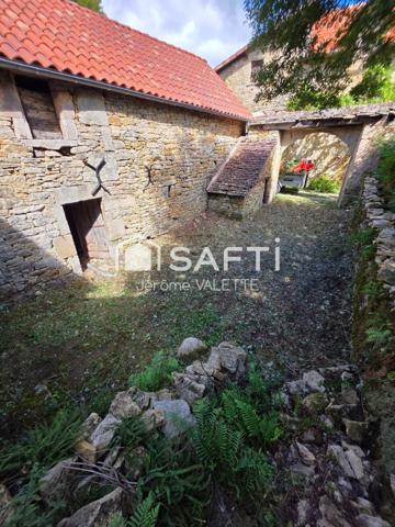Charmante maison en pierre de 55m² avec grange attenante de 48m² et cave de 50m² offrant un beau potentiel d'aménagement