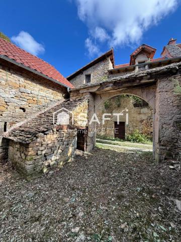 Charmante maison en pierre de 55m² avec grange attenante de 48m² et cave de 50m² offrant un beau potentiel d'aménagement