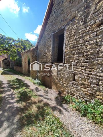 Charmante maison en pierre de 55m² avec grange attenante de 48m² et cave de 50m² offrant un beau potentiel d'aménagement