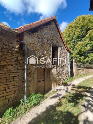 Charmante maison en pierre de 55m² avec grange attenante de 48m² et cave de 50m² offrant un beau potentiel d'aménagement