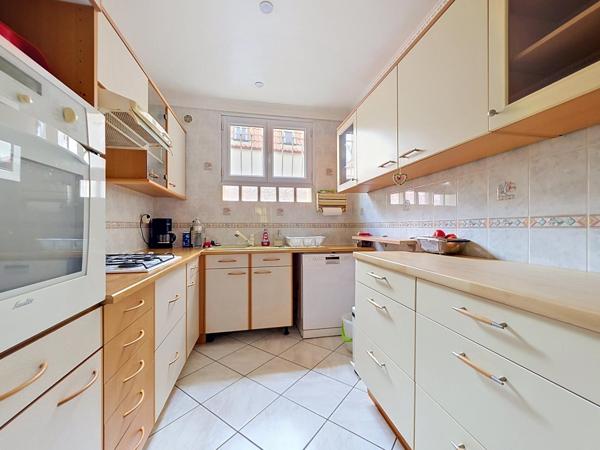 TRIPLEX A 5MN DU METRO AVEC 2 BOX CAVE ET TERRASSE