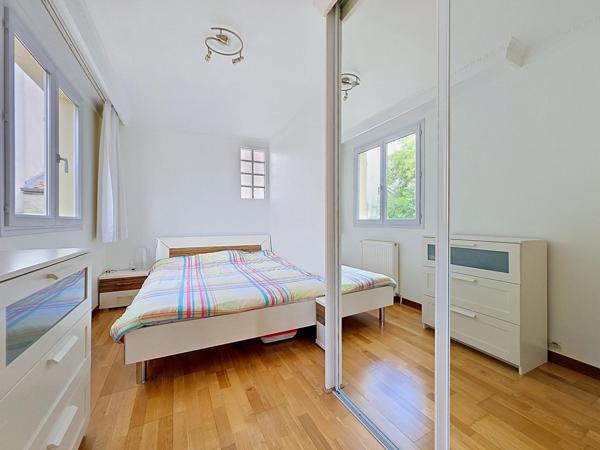 TRIPLEX A 5MN DU METRO AVEC 2 BOX CAVE ET TERRASSE