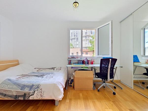 TRIPLEX A 5MN DU METRO AVEC 2 BOX CAVE ET TERRASSE