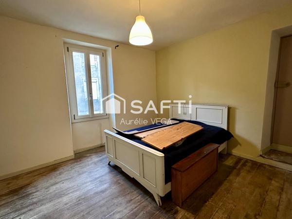 Grande maison de village avec garage et jardin