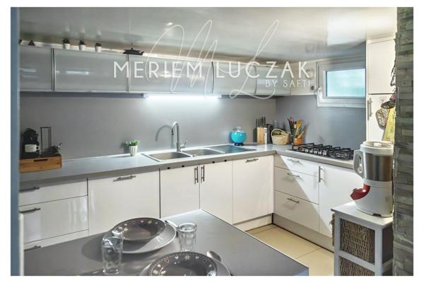 Charmante maison au calme avec terasse,2 parkings et potentiel-136m2 sur un terrain 240m2.