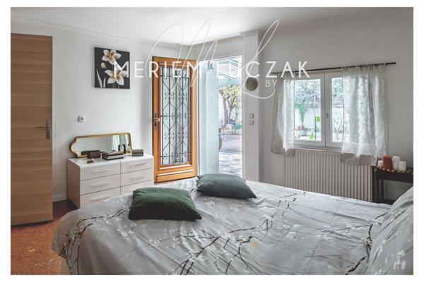 Charmante maison au calme avec terasse,2 parkings et potentiel-136m2 sur un terrain 240m2.