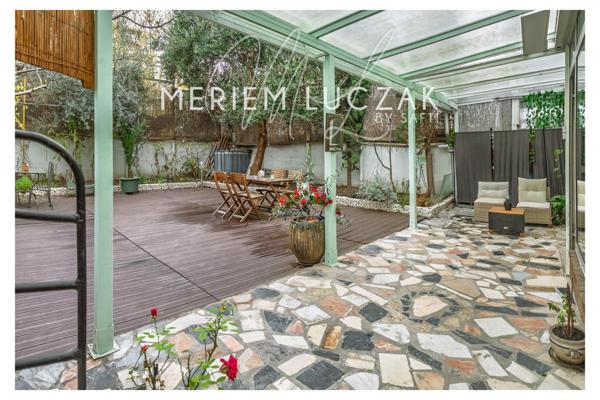 Charmante maison au calme avec terasse,2 parkings et potentiel-136m2 sur un terrain 240m2.