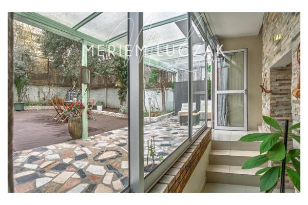 Charmante maison au calme avec terasse,2 parkings et potentiel-136m2 sur un terrain 240m2.