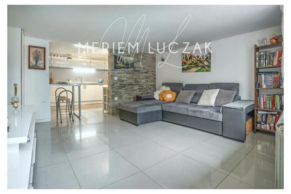 Charmante maison au calme avec terasse,2 parkings et potentiel-136m2 sur un terrain 240m2.