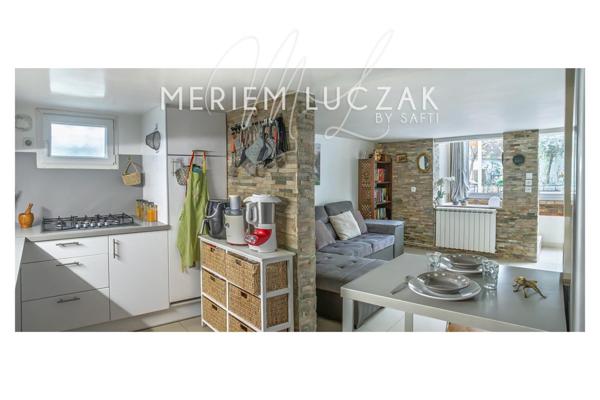 Charmante maison au calme avec terasse,2 parkings et potentiel-136m2 sur un terrain 240m2.