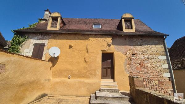 Belle maison en pierre au coeur du Périgord noir avec cour intérieur et belle vue dans un village