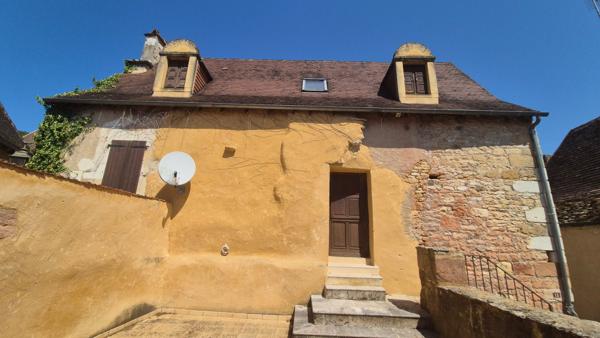 Belle maison en pierre au coeur du Périgord noir avec cour intérieur et belle vue dans un village