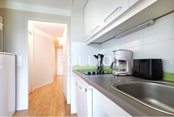 Appartement de deux pièces avec une terrasse et parking à Courseulles Sur Mer