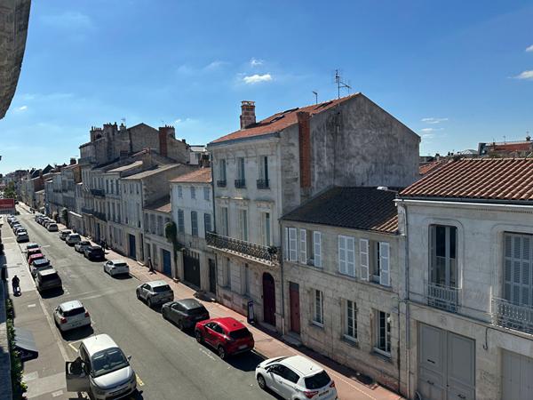 ROCHEFORT Hyper-centre : Élégance et charme au coeur d'un hôtel particulier