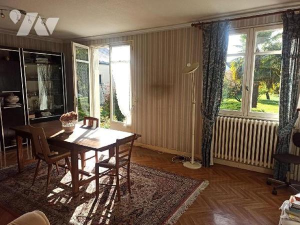 Maison d'habitation achevée en 1968 construite en parpaings sur sous bassement pierres et couve...