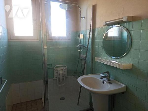 Maison d'habitation achevée en 1968 construite en parpaings sur sous bassement pierres et couve...