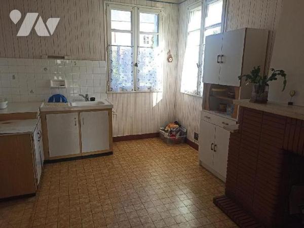 Maison d'habitation achevée en 1968 construite en parpaings sur sous bassement pierres et couve...