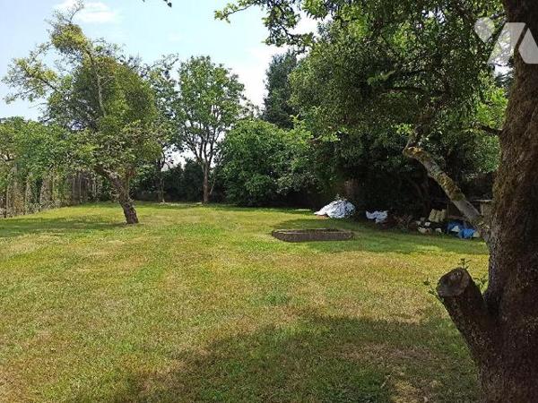 Maison d'habitation achevée en 1968 construite en parpaings sur sous bassement pierres et couve...