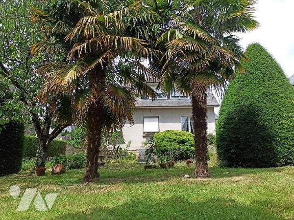 Maison d'habitation achevée en 1968 construite en parpaings sur sous bassement pierres et couve...