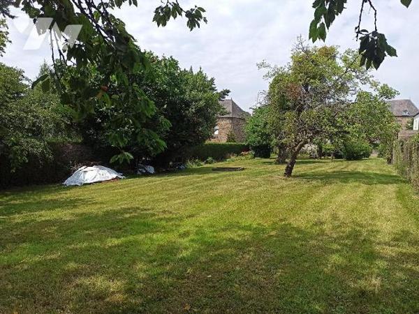 Maison d'habitation achevée en 1968 construite en parpaings sur sous bassement pierres et couve...