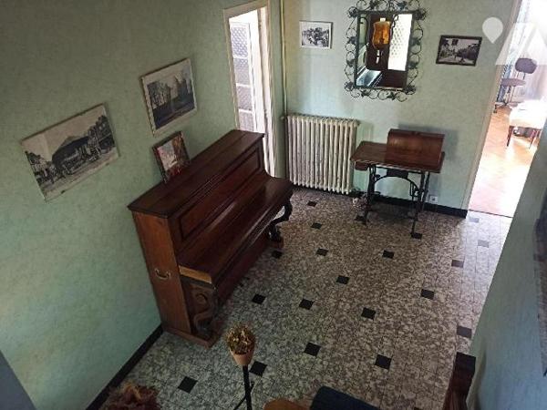 Maison d'habitation achevée en 1968 construite en parpaings sur sous bassement pierres et couve...