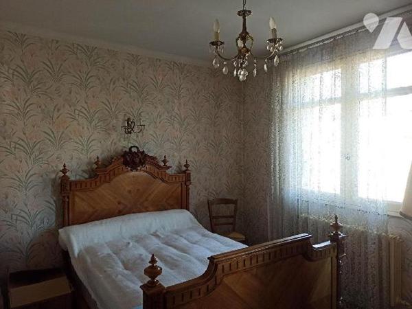 Maison d'habitation achevée en 1968 construite en parpaings sur sous bassement pierres et couve...