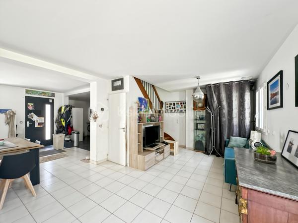 Au sein de la commune recherchée de TIGERY, à deux pas de la forêt, venez découvrir cette superbe maison de 5 pièces édifiée sur un terrain de 300m².

Vous découvrirez une entrée menant vers un JOLI SÉJOUR DOUBLE LUMINEUX de plus de 37m² ainsi qu'une MAGNIFIQUE CUISINE OUVERTE d'environ 12m², offrant une superbe pièce de vie de 50m² avec accès au JARDIN.

A l'étage, vous découvrirez un DÉGAGEMENT faisant office de BUREAU, 3 belles et grandes CHAMBRES dont une avec SON BALCON, SUPERBE SALLE D'EAU et WC séparés.

Enfin vous pourrez profiter d'un GRAND JARDIN avec sa TERRASSE.

Possibilité de garer jusqu'à 3 véhicule dans la propriété, PORTAIL MOTORISÉ.

COMBLES AMÉNAGEABLES ! 

Proche toutes commodités : écoles, collèges, commerces de proximités, axe routier... 

Les PLUS : double vitrage PVC, volets roulants électriques, excellente isolation, maison à fort potentiel. 

Contactez-moi pour une visite, je suis disponible 24/24h et 7/7j.
