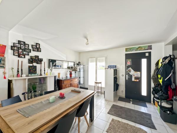 Au sein de la commune recherchée de TIGERY, à deux pas de la forêt, venez découvrir cette superbe maison de 5 pièces édifiée sur un terrain de 300m².

Vous découvrirez une entrée menant vers un JOLI SÉJOUR DOUBLE LUMINEUX de plus de 37m² ainsi qu'une MAGNIFIQUE CUISINE OUVERTE d'environ 12m², offrant une superbe pièce de vie de 50m² avec accès au JARDIN.

A l'étage, vous découvrirez un DÉGAGEMENT faisant office de BUREAU, 3 belles et grandes CHAMBRES dont une avec SON BALCON, SUPERBE SALLE D'EAU et WC séparés.

Enfin vous pourrez profiter d'un GRAND JARDIN avec sa TERRASSE.

Possibilité de garer jusqu'à 3 véhicule dans la propriété, PORTAIL MOTORISÉ.

COMBLES AMÉNAGEABLES ! 

Proche toutes commodités : écoles, collèges, commerces de proximités, axe routier... 

Les PLUS : double vitrage PVC, volets roulants électriques, excellente isolation, maison à fort potentiel. 

Contactez-moi pour une visite, je suis disponible 24/24h et 7/7j.