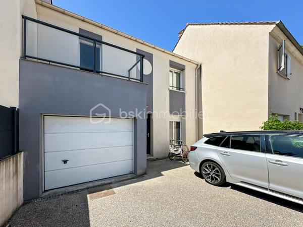 Au sein de la commune recherchée de TIGERY, à deux pas de la forêt, venez découvrir cette superbe maison de 5 pièces édifiée sur un terrain de 300m².

Vous découvrirez une entrée menant vers un JOLI SÉJOUR DOUBLE LUMINEUX de plus de 37m² ainsi qu'une MAGNIFIQUE CUISINE OUVERTE d'environ 12m², offrant une superbe pièce de vie de 50m² avec accès au JARDIN.

A l'étage, vous découvrirez un DÉGAGEMENT faisant office de BUREAU, 3 belles et grandes CHAMBRES dont une avec SON BALCON, SUPERBE SALLE D'EAU et WC séparés.

Enfin vous pourrez profiter d'un GRAND JARDIN avec sa TERRASSE.

Possibilité de garer jusqu'à 3 véhicule dans la propriété, PORTAIL MOTORISÉ.

COMBLES AMÉNAGEABLES ! 

Proche toutes commodités : écoles, collèges, commerces de proximités, axe routier... 

Les PLUS : double vitrage PVC, volets roulants électriques, excellente isolation, maison à fort potentiel. 

Contactez-moi pour une visite, je suis disponible 24/24h et 7/7j.