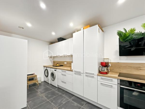 Au sein de la commune recherchée de TIGERY, à deux pas de la forêt, venez découvrir cette superbe maison de 5 pièces édifiée sur un terrain de 300m².

Vous découvrirez une entrée menant vers un JOLI SÉJOUR DOUBLE LUMINEUX de plus de 37m² ainsi qu'une MAGNIFIQUE CUISINE OUVERTE d'environ 12m², offrant une superbe pièce de vie de 50m² avec accès au JARDIN.

A l'étage, vous découvrirez un DÉGAGEMENT faisant office de BUREAU, 3 belles et grandes CHAMBRES dont une avec SON BALCON, SUPERBE SALLE D'EAU et WC séparés.

Enfin vous pourrez profiter d'un GRAND JARDIN avec sa TERRASSE.

Possibilité de garer jusqu'à 3 véhicule dans la propriété, PORTAIL MOTORISÉ.

COMBLES AMÉNAGEABLES ! 

Proche toutes commodités : écoles, collèges, commerces de proximités, axe routier... 

Les PLUS : double vitrage PVC, volets roulants électriques, excellente isolation, maison à fort potentiel. 

Contactez-moi pour une visite, je suis disponible 24/24h et 7/7j.