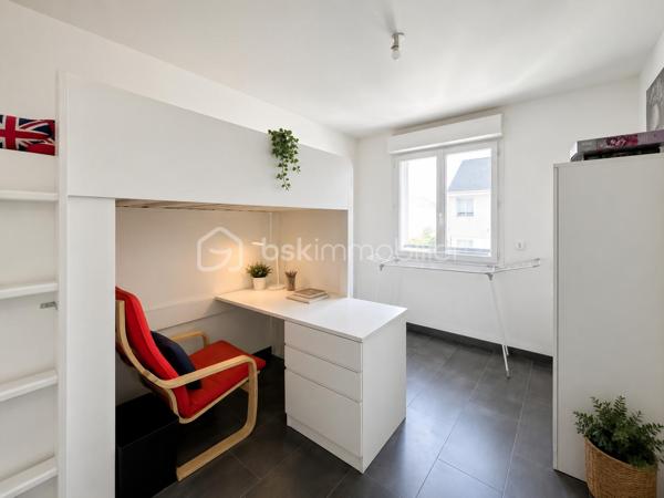Au sein de la commune recherchée de TIGERY, à deux pas de la forêt, venez découvrir cette superbe maison de 5 pièces édifiée sur un terrain de 300m².

Vous découvrirez une entrée menant vers un JOLI SÉJOUR DOUBLE LUMINEUX de plus de 37m² ainsi qu'une MAGNIFIQUE CUISINE OUVERTE d'environ 12m², offrant une superbe pièce de vie de 50m² avec accès au JARDIN.

A l'étage, vous découvrirez un DÉGAGEMENT faisant office de BUREAU, 3 belles et grandes CHAMBRES dont une avec SON BALCON, SUPERBE SALLE D'EAU et WC séparés.

Enfin vous pourrez profiter d'un GRAND JARDIN avec sa TERRASSE.

Possibilité de garer jusqu'à 3 véhicule dans la propriété, PORTAIL MOTORISÉ.

COMBLES AMÉNAGEABLES ! 

Proche toutes commodités : écoles, collèges, commerces de proximités, axe routier... 

Les PLUS : double vitrage PVC, volets roulants électriques, excellente isolation, maison à fort potentiel. 

Contactez-moi pour une visite, je suis disponible 24/24h et 7/7j.