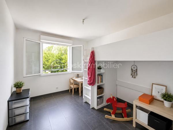 Au sein de la commune recherchée de TIGERY, à deux pas de la forêt, venez découvrir cette superbe maison de 5 pièces édifiée sur un terrain de 300m².

Vous découvrirez une entrée menant vers un JOLI SÉJOUR DOUBLE LUMINEUX de plus de 37m² ainsi qu'une MAGNIFIQUE CUISINE OUVERTE d'environ 12m², offrant une superbe pièce de vie de 50m² avec accès au JARDIN.

A l'étage, vous découvrirez un DÉGAGEMENT faisant office de BUREAU, 3 belles et grandes CHAMBRES dont une avec SON BALCON, SUPERBE SALLE D'EAU et WC séparés.

Enfin vous pourrez profiter d'un GRAND JARDIN avec sa TERRASSE.

Possibilité de garer jusqu'à 3 véhicule dans la propriété, PORTAIL MOTORISÉ.

COMBLES AMÉNAGEABLES ! 

Proche toutes commodités : écoles, collèges, commerces de proximités, axe routier... 

Les PLUS : double vitrage PVC, volets roulants électriques, excellente isolation, maison à fort potentiel. 

Contactez-moi pour une visite, je suis disponible 24/24h et 7/7j.