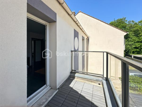 Au sein de la commune recherchée de TIGERY, à deux pas de la forêt, venez découvrir cette superbe maison de 5 pièces édifiée sur un terrain de 300m².

Vous découvrirez une entrée menant vers un JOLI SÉJOUR DOUBLE LUMINEUX de plus de 37m² ainsi qu'une MAGNIFIQUE CUISINE OUVERTE d'environ 12m², offrant une superbe pièce de vie de 50m² avec accès au JARDIN.

A l'étage, vous découvrirez un DÉGAGEMENT faisant office de BUREAU, 3 belles et grandes CHAMBRES dont une avec SON BALCON, SUPERBE SALLE D'EAU et WC séparés.

Enfin vous pourrez profiter d'un GRAND JARDIN avec sa TERRASSE.

Possibilité de garer jusqu'à 3 véhicule dans la propriété, PORTAIL MOTORISÉ.

COMBLES AMÉNAGEABLES ! 

Proche toutes commodités : écoles, collèges, commerces de proximités, axe routier... 

Les PLUS : double vitrage PVC, volets roulants électriques, excellente isolation, maison à fort potentiel. 

Contactez-moi pour une visite, je suis disponible 24/24h et 7/7j.