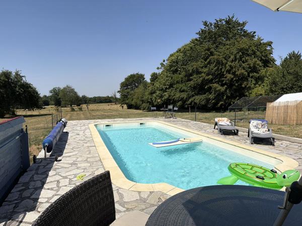 Une grande maison originale et fabuleuse, idéalement située à la campagne