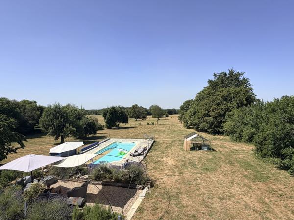 Une grande maison originale et fabuleuse, idéalement située à la campagne