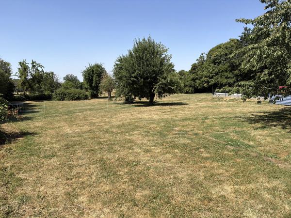 Une grande maison originale et fabuleuse, idéalement située à la campagne