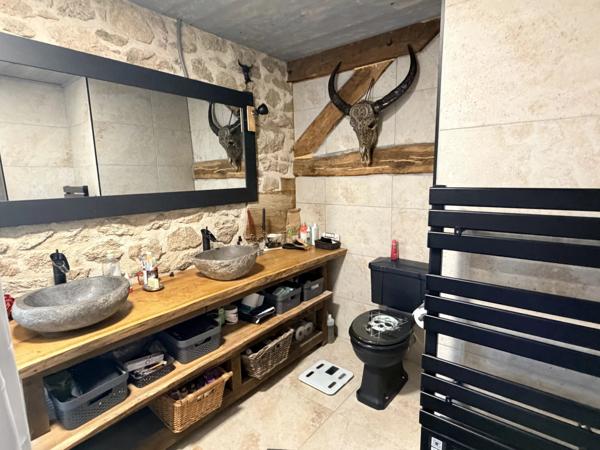 Une grande maison originale et fabuleuse, idéalement située à la campagne
