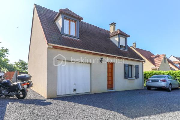 Situé sur la commune recherchée de La Ferté-Alais, découvrez ce pavillon de 93 m² offrant un cadre de vie agréable, idéal pour une famille à la recherche de calme tout en restant proche des commodités.

✨ Au rez-de-chaussée :

* Belle pièce de vie lumineuse de 30 m² comprenant séjour et salle à manger
* Cuisine ouverte moderne avec verrière, apportant charme et convivialité
* Salle de bain de 4,5 m²
* WC indépendant
* Accès direct au garage via un sas fonctionnel

🛌 À l’étage :

* 3 chambres confortables de 10 à 13 m²

🌿 Les extérieurs :

* Terrain d’environ 500 m²
* Terrasse en dalle composite idéale pour les beaux jours
* Possibilité de stationner au moins 3 véhicules
* Plusieurs cabanons offrant de nombreux espaces de rangement

📍 Emplacement :

Situé dans un environnement résidentiel calme, ce pavillon bénéficie d’une localisation pratique :

* Centre-ville de La Ferté-Alais à environ 10 minutes
* Commerces et écoles à proximité
* Gare RER D accessible rapidement
* Accès A6 à environ 15 minutes en voiture

⸻

🔹 Les + du bien :

* Maison fonctionnelle et familiale
* Belle capacité de stationnement
* Extérieur agréable et exploitable
* Secteur recherché
* Bonne accessibilité routière et transports

📞 Contactez-moi pour organiser une visite et découvrir le potentiel de cette maison.