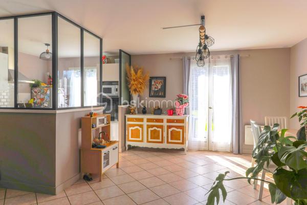 Situé sur la commune recherchée de La Ferté-Alais, découvrez ce pavillon de 93 m² offrant un cadre de vie agréable, idéal pour une famille à la recherche de calme tout en restant proche des commodités.

✨ Au rez-de-chaussée :

* Belle pièce de vie lumineuse de 30 m² comprenant séjour et salle à manger
* Cuisine ouverte moderne avec verrière, apportant charme et convivialité
* Salle de bain de 4,5 m²
* WC indépendant
* Accès direct au garage via un sas fonctionnel

🛌 À l’étage :

* 3 chambres confortables de 10 à 13 m²

🌿 Les extérieurs :

* Terrain d’environ 500 m²
* Terrasse en dalle composite idéale pour les beaux jours
* Possibilité de stationner au moins 3 véhicules
* Plusieurs cabanons offrant de nombreux espaces de rangement

📍 Emplacement :

Situé dans un environnement résidentiel calme, ce pavillon bénéficie d’une localisation pratique :

* Centre-ville de La Ferté-Alais à environ 10 minutes
* Commerces et écoles à proximité
* Gare RER D accessible rapidement
* Accès A6 à environ 15 minutes en voiture

⸻

🔹 Les + du bien :

* Maison fonctionnelle et familiale
* Belle capacité de stationnement
* Extérieur agréable et exploitable
* Secteur recherché
* Bonne accessibilité routière et transports

📞 Contactez-moi pour organiser une visite et découvrir le potentiel de cette maison.